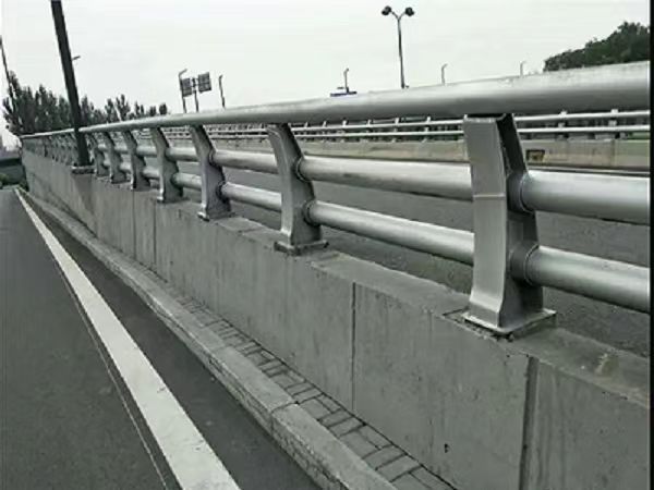 防撞道路護(hù)欄J52